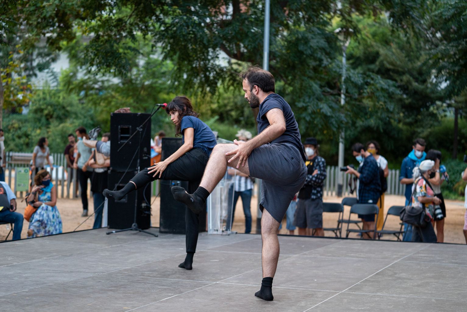 Actuació de dansa moderna durant l’acte del pregó de la Festa Major de Sants