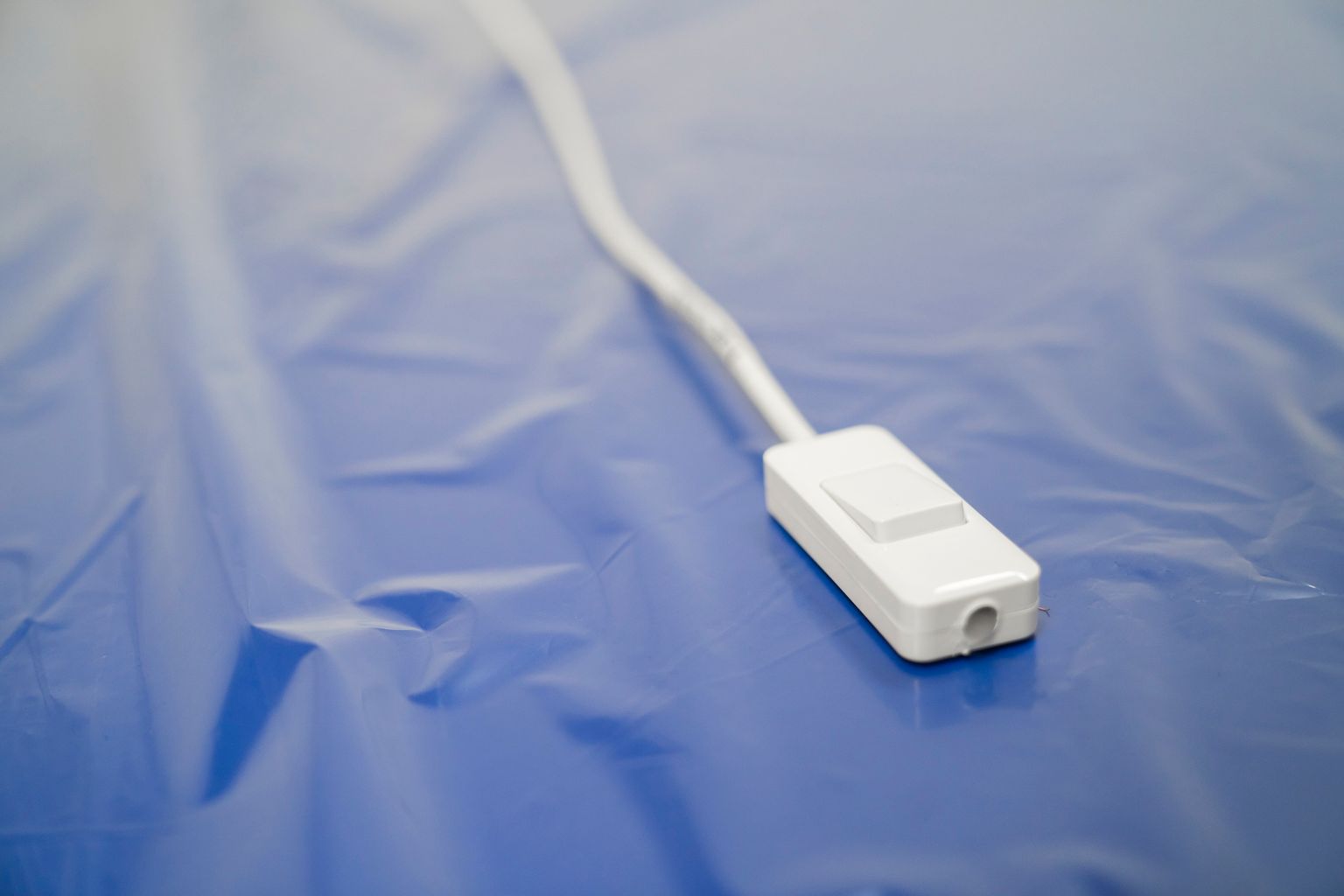 Botó d’avís pels malalts col·locat a sobre d’un dels llits del Pavelló Salut de l’INEFC