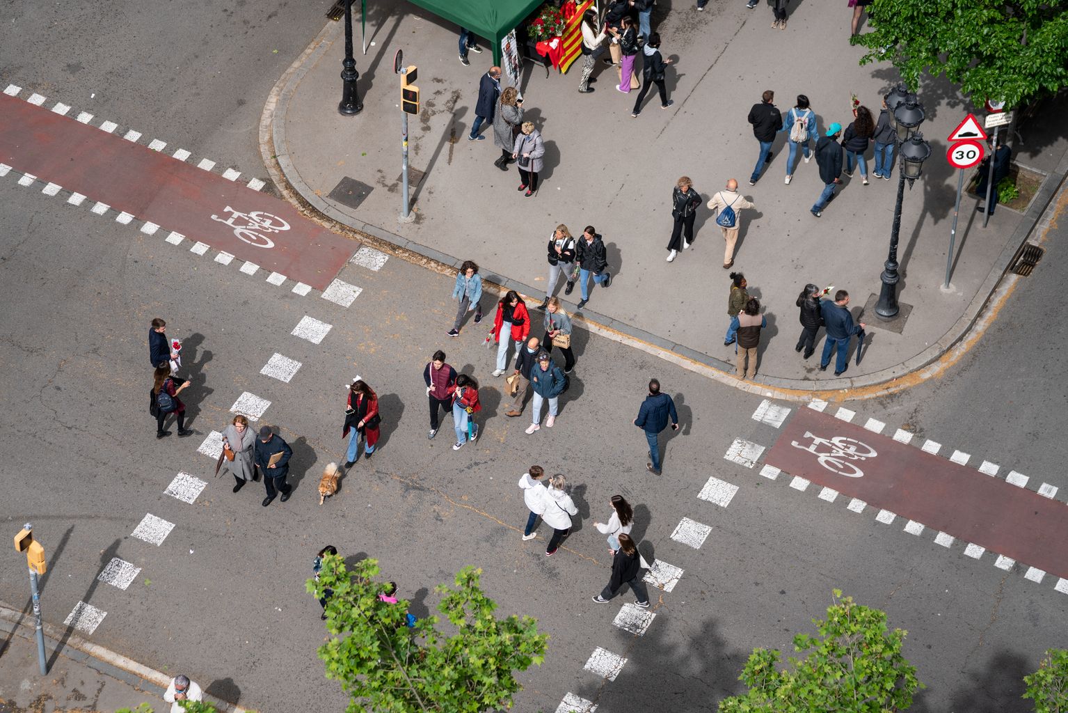Vista en altura con gente caminando por el paseo de Gràcia con motivo de Sant Jordi