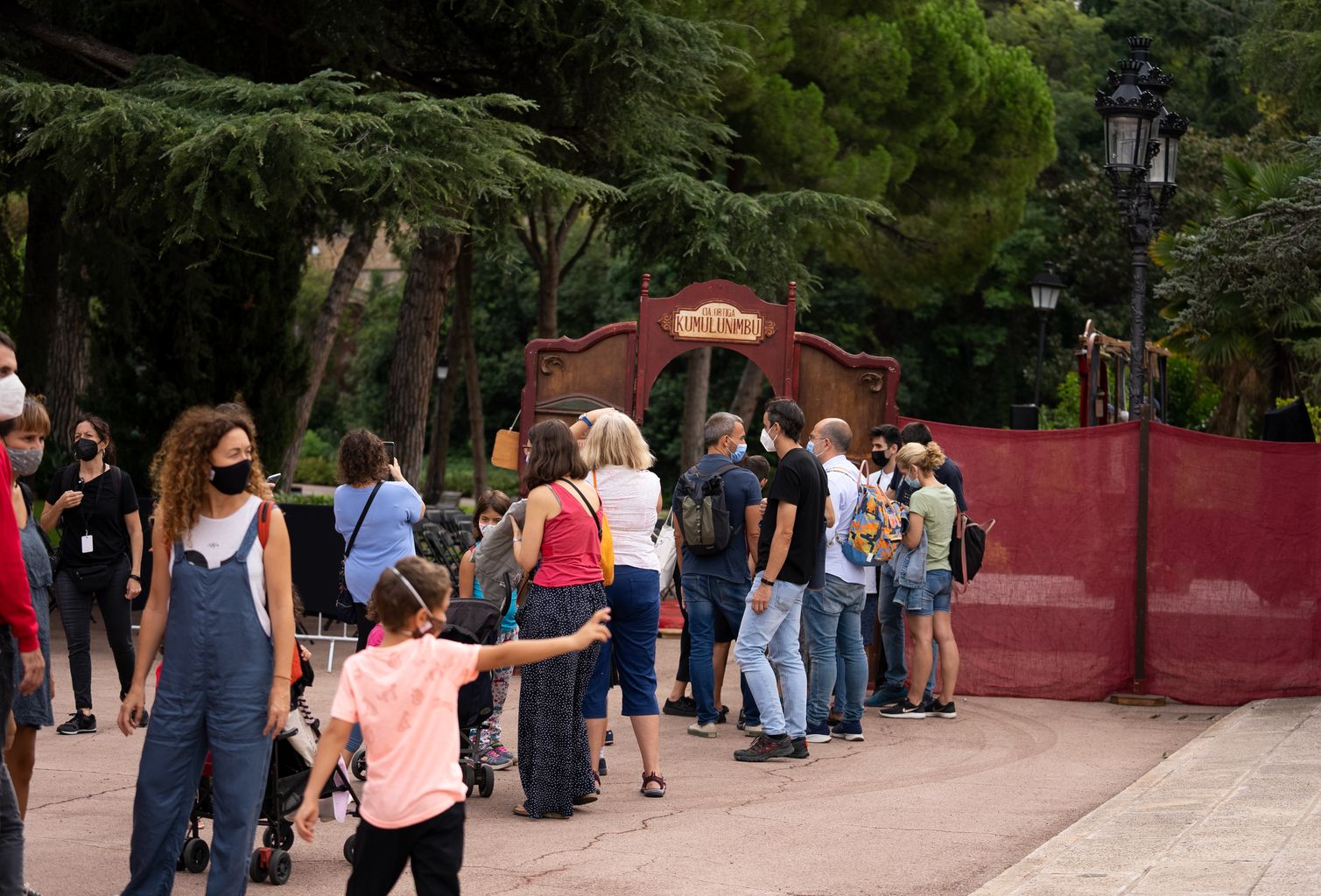 Un grup de visitants fan cua al costat d'un escenari de teatre infantil instal·lat al Palauet Albéniz amb motiu de la jornada de portes obertes