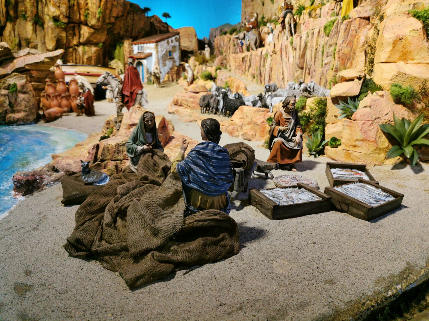 Detall d’una de les escenes amb unes figures de pescadors vora el mar del pessebre tradicional d’inspiració marinera del pati de la Fundació Marès