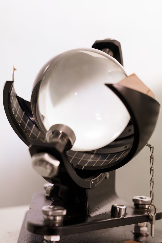 Detall d’un instrument meteorològic exposat a l’Agència Estatal de Meteorologia (AEMET).