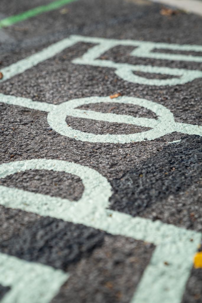 Minicamps de futbol pintats al paviment de la zona pacificada de davant l’Escola Pública Sagrada Família