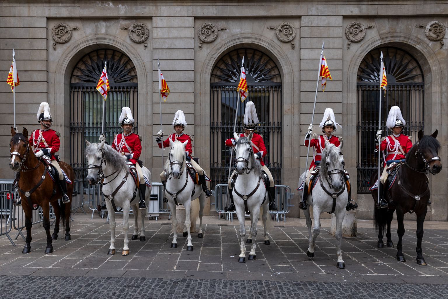 Guàrdia Urbana a cavall i amb uniforme de gala a la plaça de Sant Jaume amb motiu de la diada de Santa Eulàlia.