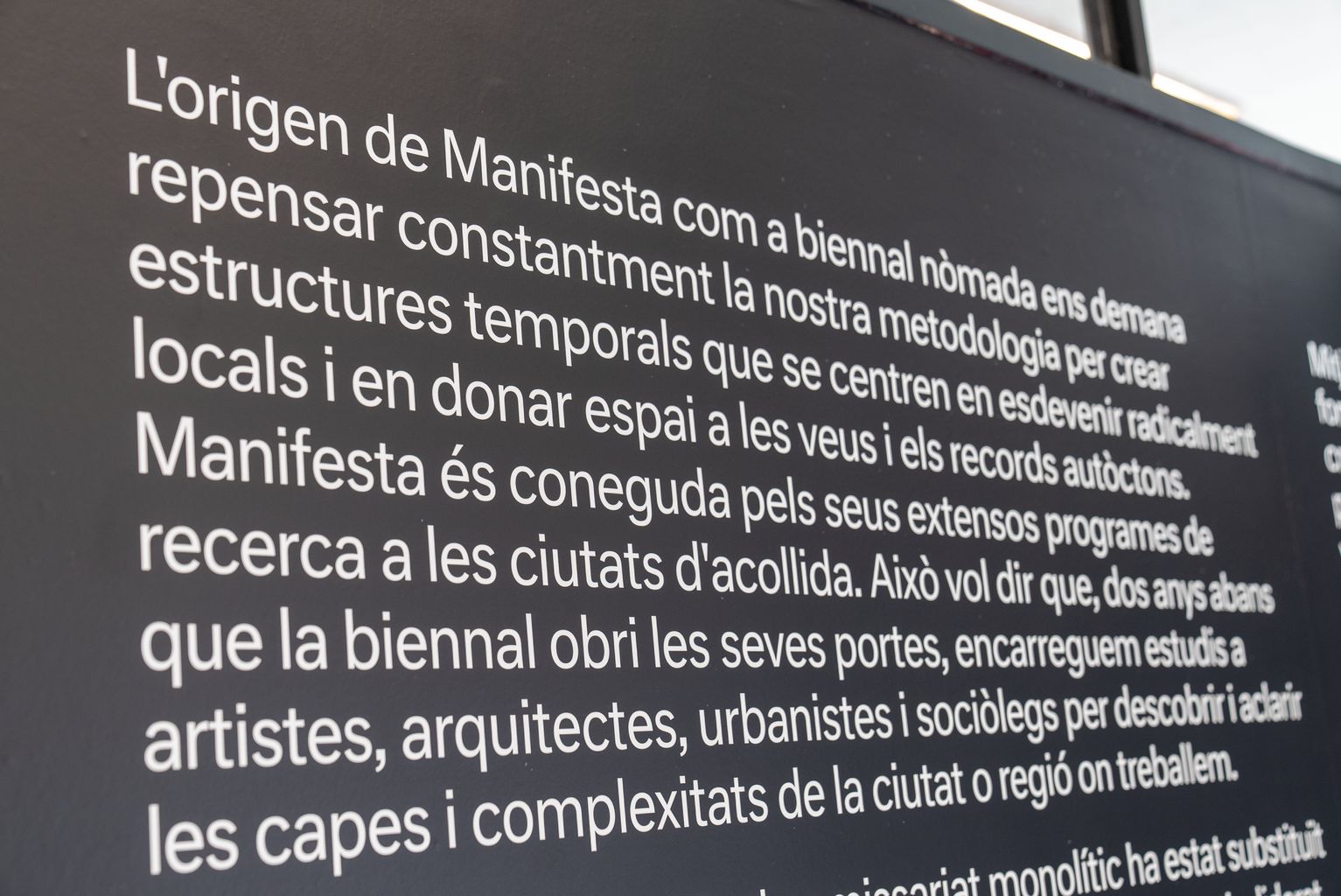 Cartelería con la descripción del proyecto Manifiesta 15 a la entrada de la antigua sede de la Editorial Gustavo Gili.