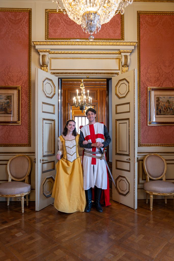 Unos actores disfrazados de princesa y caballero de Sant Jordi en una de las salas del Ayuntamiento abiertas al público con motivo de las puertas abiertas de Sant Jordi