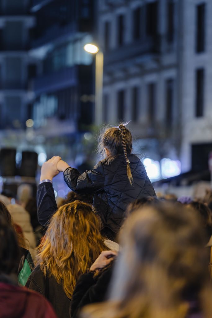Una nena petita a collibè a la manifestació del 25N contra la violència de gènere