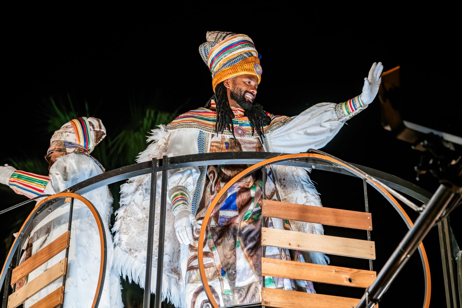 El rei Baltasar saluda des la carrossa