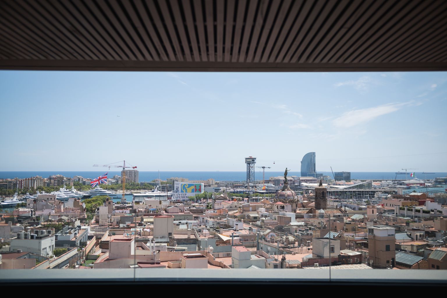 Vista aèria de Ciutat Vella. Al fons, el Port Vell i, a la dreta, l’Hotel W Barcelona.