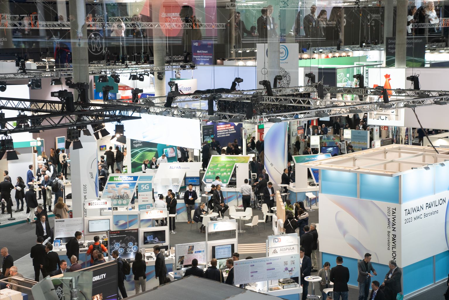 Vista elevada de diferents estands del Mobile World Congress a l'interior de la Fira Gran Via.