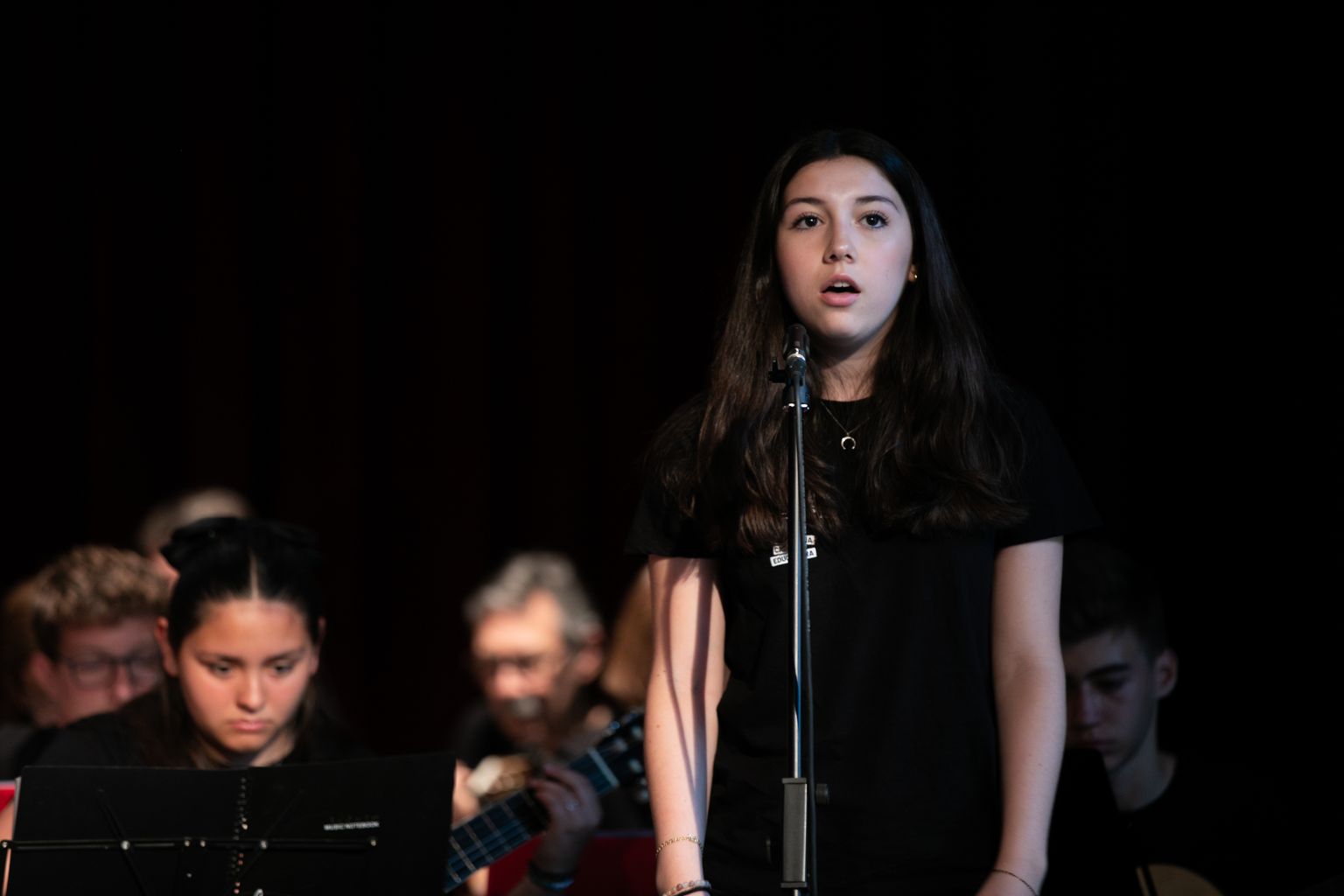 Una alumna de l’Escola Municipal de Música de Can Fargues canta a l’últim concert del cicle “Sons d’educació al Born”.