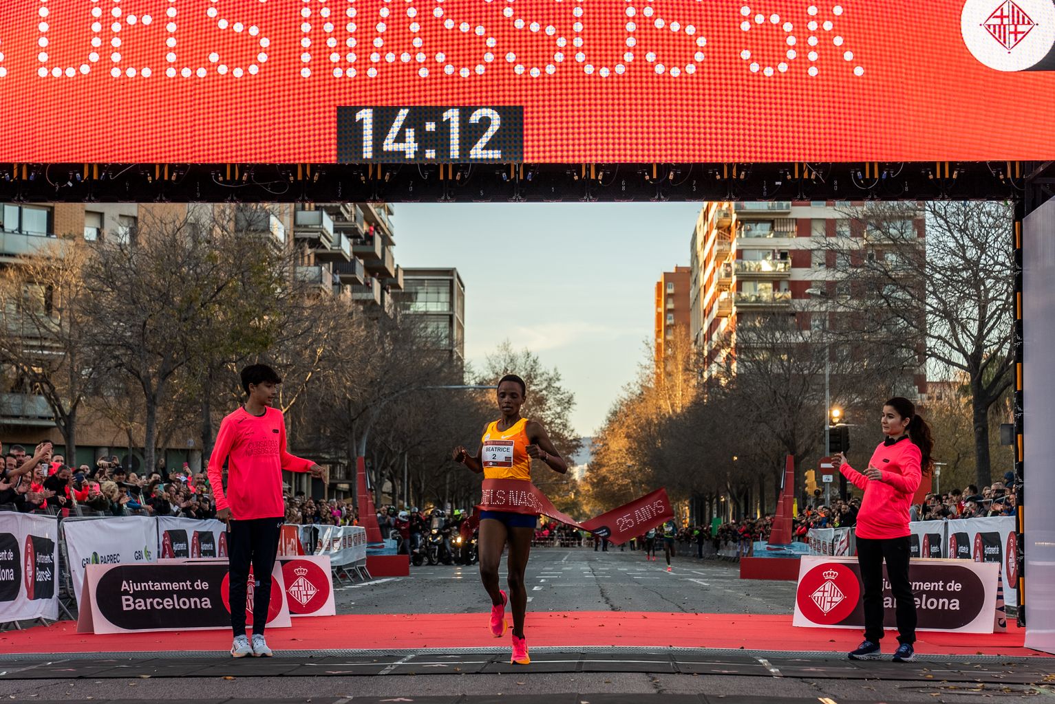 Beatrice Chebet travessa la línia de meta i toca la cinta vermella de la Cursa dels Nassos en la modalitat de 5 quilòmetres
