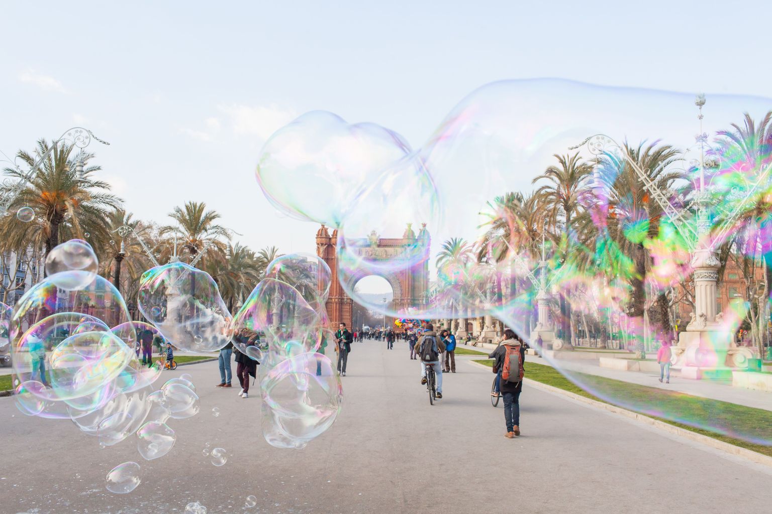 Bombolles al Passeig de Lluís Companys amb l'Arc de Triomf al fons
