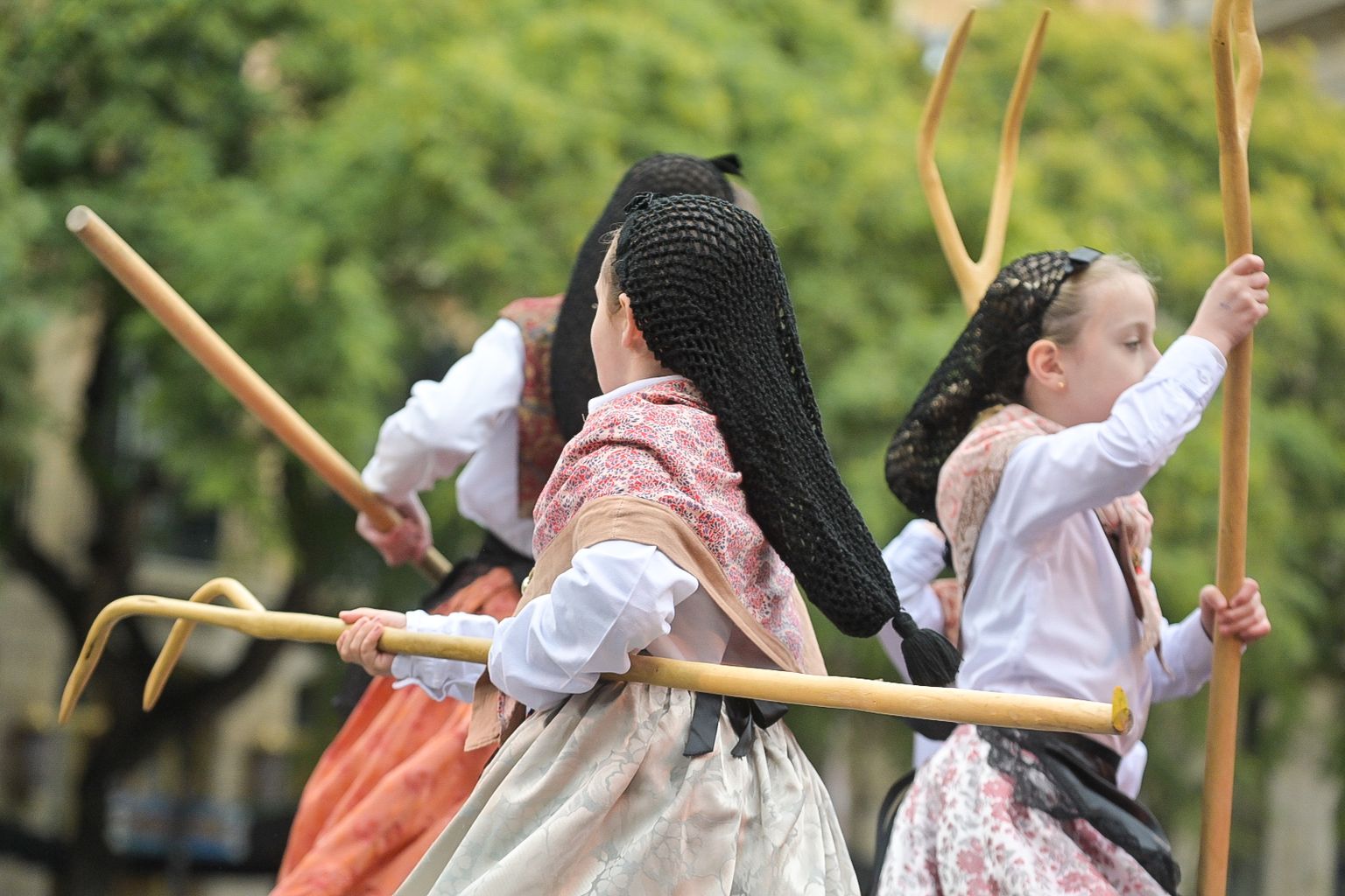 Dansaires dels esbarts infantils amb forques a les Festes de Santa Eulàlia 2025
