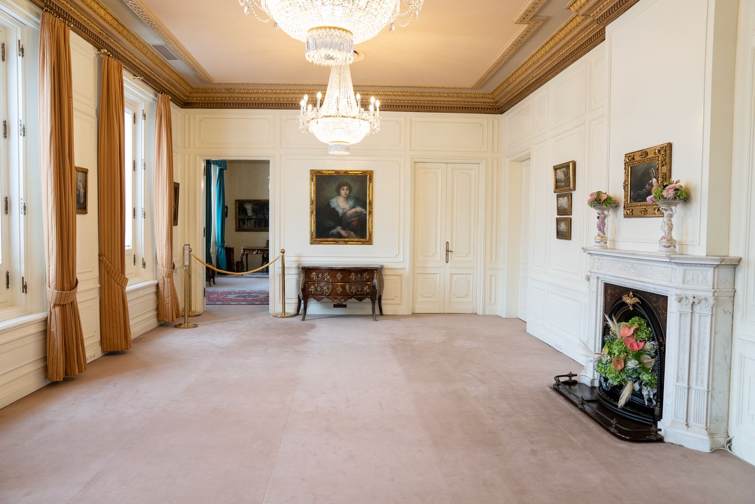 Sala amb una xemeneia i pintada de blanc del Palauet Albéniz