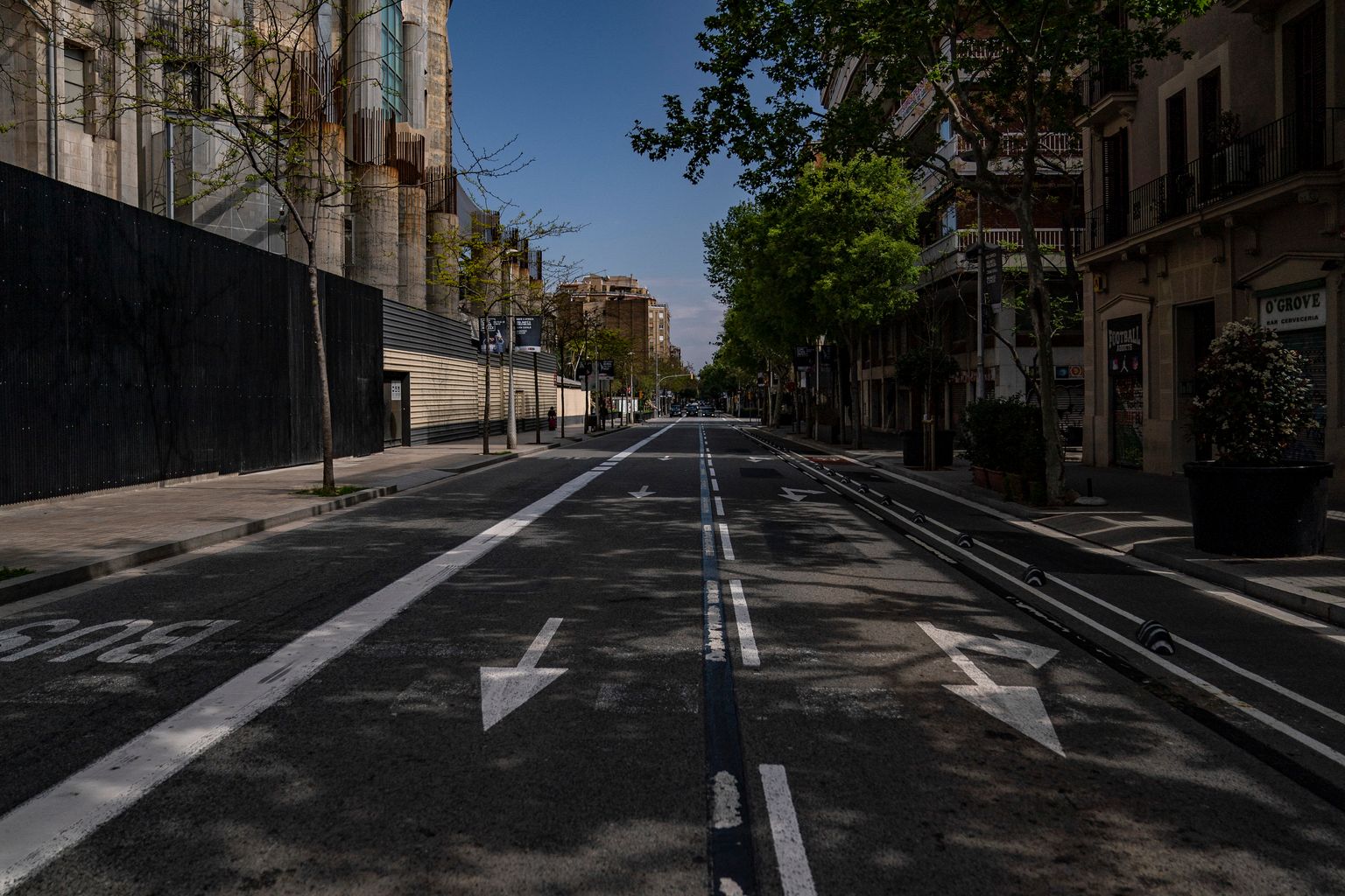 Calle de Mallorca en el lado del templo de la Sagrada Família. Se ven los coches parados en un semáforo. Distrito de L’Eixample. Barrio de la Sagrada Família.