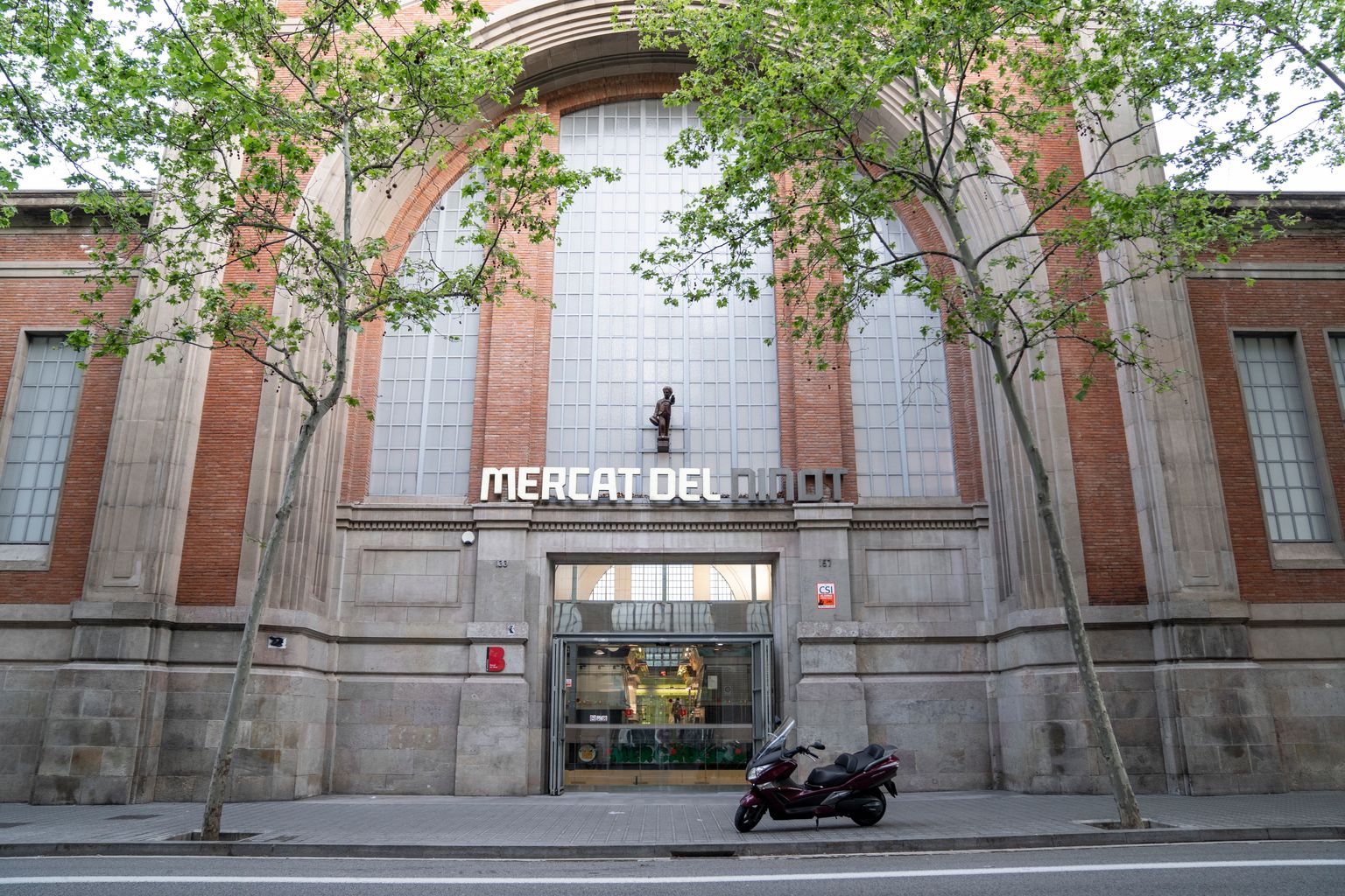 Mercat del Ninot. Mercat del Ninot. Façana i entrada principal de l’edifici noucentista amb el rètol i la reproducció del “ninot” original que era la figura d’un jove grumet com a mascaró de proa d’un vaixell