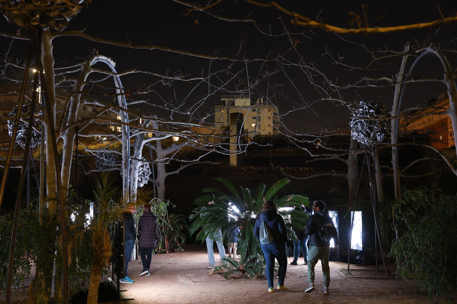 Persones passegen pel parc del Centre del Poblenou. “Circadian Nocturne”, obra per Anna Ridler. Al Parc del Centre del Poblenou (Espai Voltes) - av. Diagonal, 130