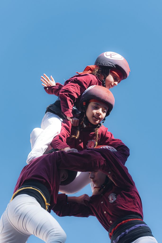 L'enxaneta de la Colla castellera Jove de Barcelona fa l'aleta en un dels castells carregats durant la diada de Santa Eulàlia