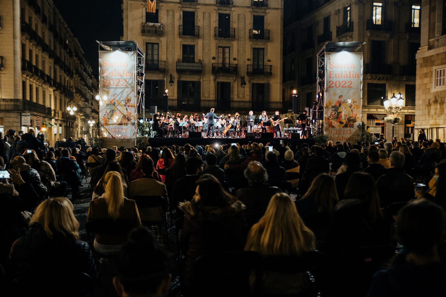 Actuació musical a l'escenari de la plaça de Sant Jaume amb motiu dels protocols de l'Àliga de les Festes de Santa Eulàlia.