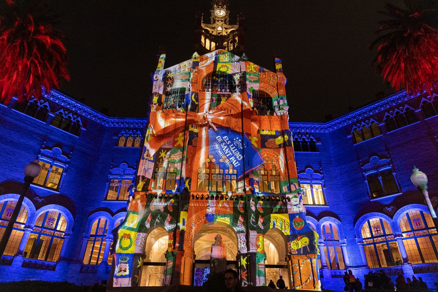 Façana del recinte modernista de l'Hospital de Sant Pau il·luminada amb motiu de Nadal