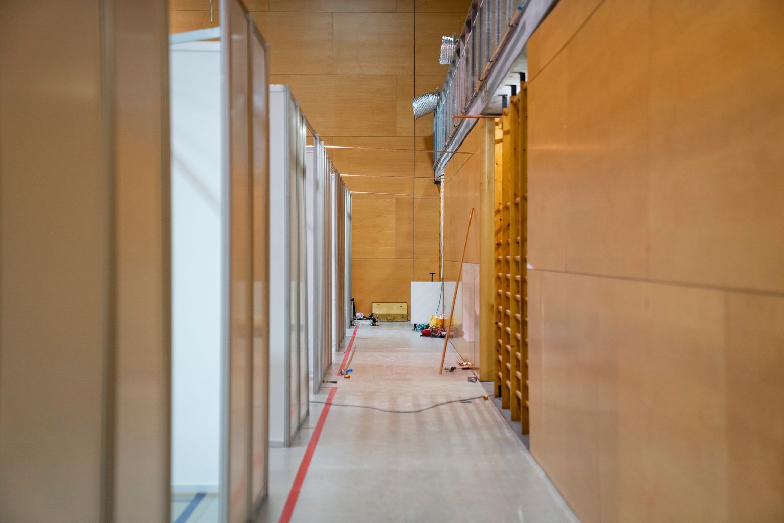 Pavelló Salut Claror. Passadís lateral d’accés a la zona de boxs