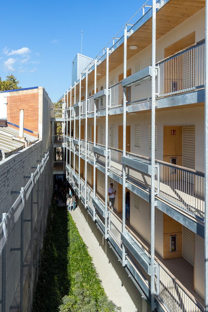 Façana interior del nou edifici del carrer de Binèfar, 22, d'habitatge social on podem veure els passadissos exteriors que fan funcions d'accés i de protecció solar