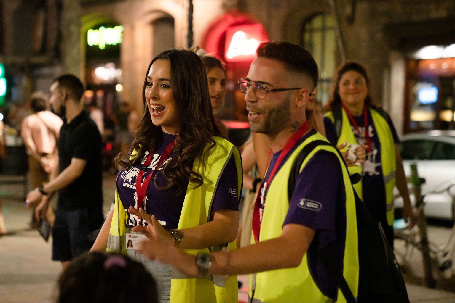 Informadors de carrer per a la sensibilització per reduir el soroll caminen pel passeig del Born amb una samarreta amb el lema “De nit, respect” i armilla d’uniforme