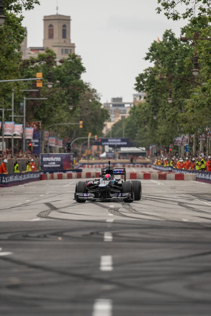 Coche de Fórmula 1 recorriendo el circuito del paseo de Gràcia en el ‘road show’.