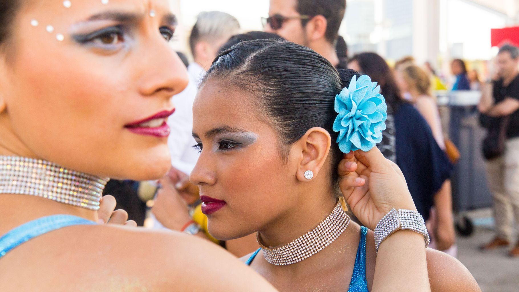 Dues ballarines durant els actes per la Festa Nacional de Colòmbia