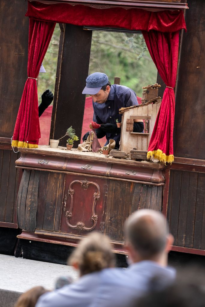 Un actor acciona uns titelles a l'escenari d'un espectacle infantil i familiar organitzat al Palauet Albéniz amb motiu de la Mercè