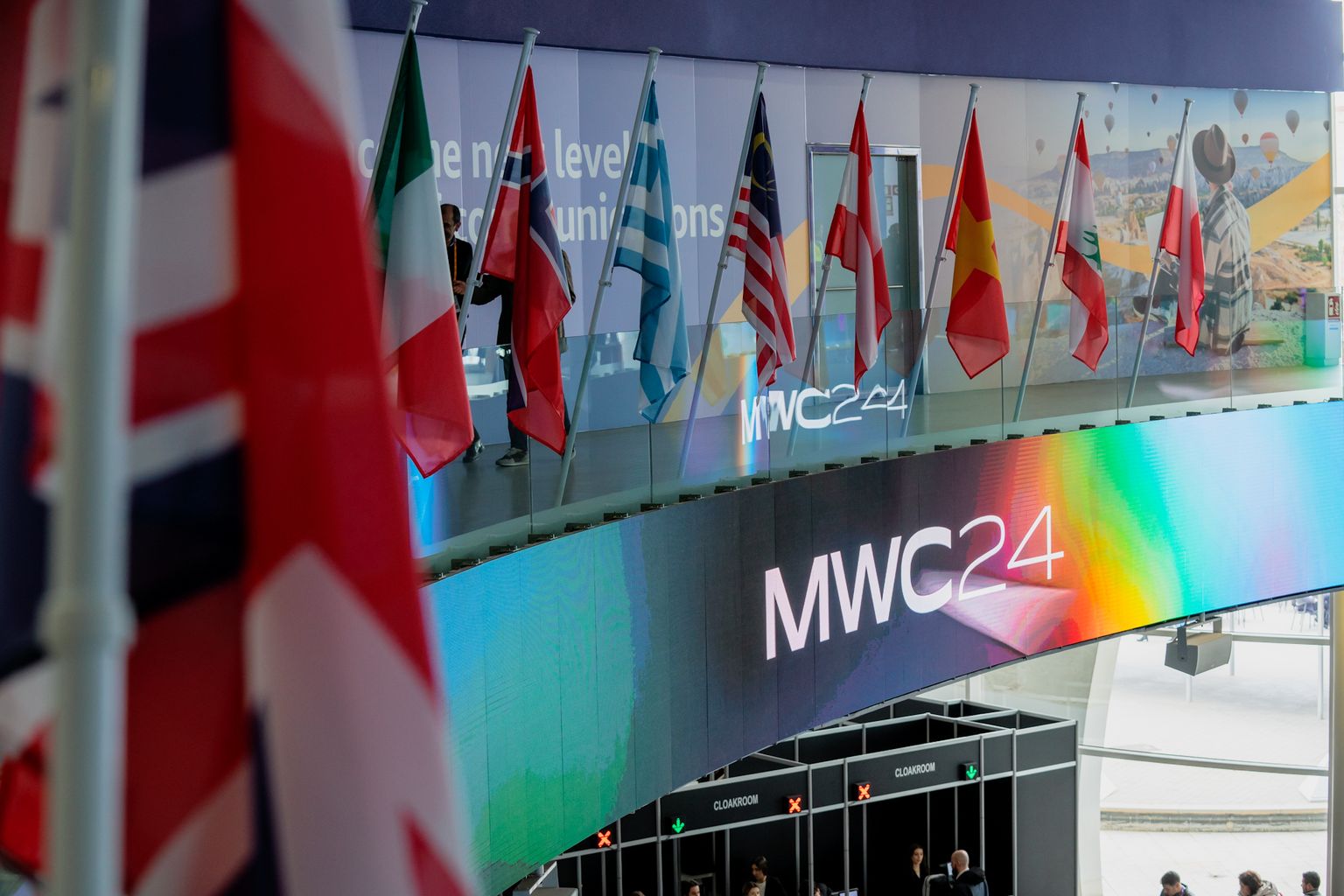 Detall del rètol del Mobile World Congress 2024 (MWC 2024) projectat a les pantalles del vestíbul del recinte firal