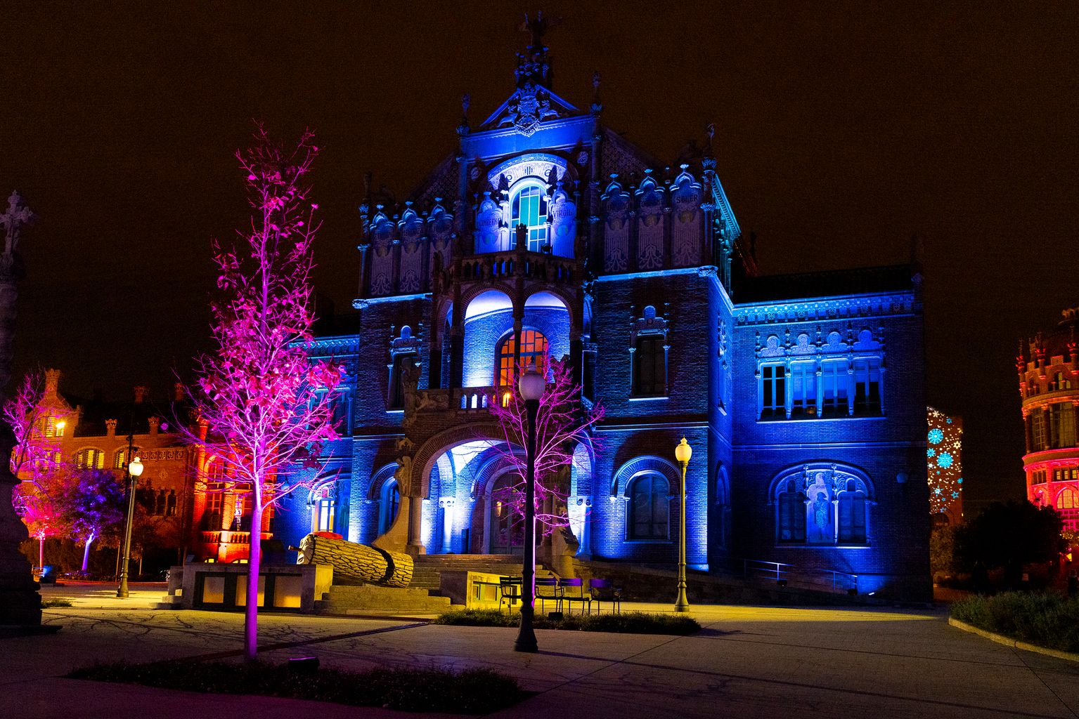 Façana del recinte modernista de l'Hospital de Sant Pau il·luminada amb l'enllumenat nadalenc