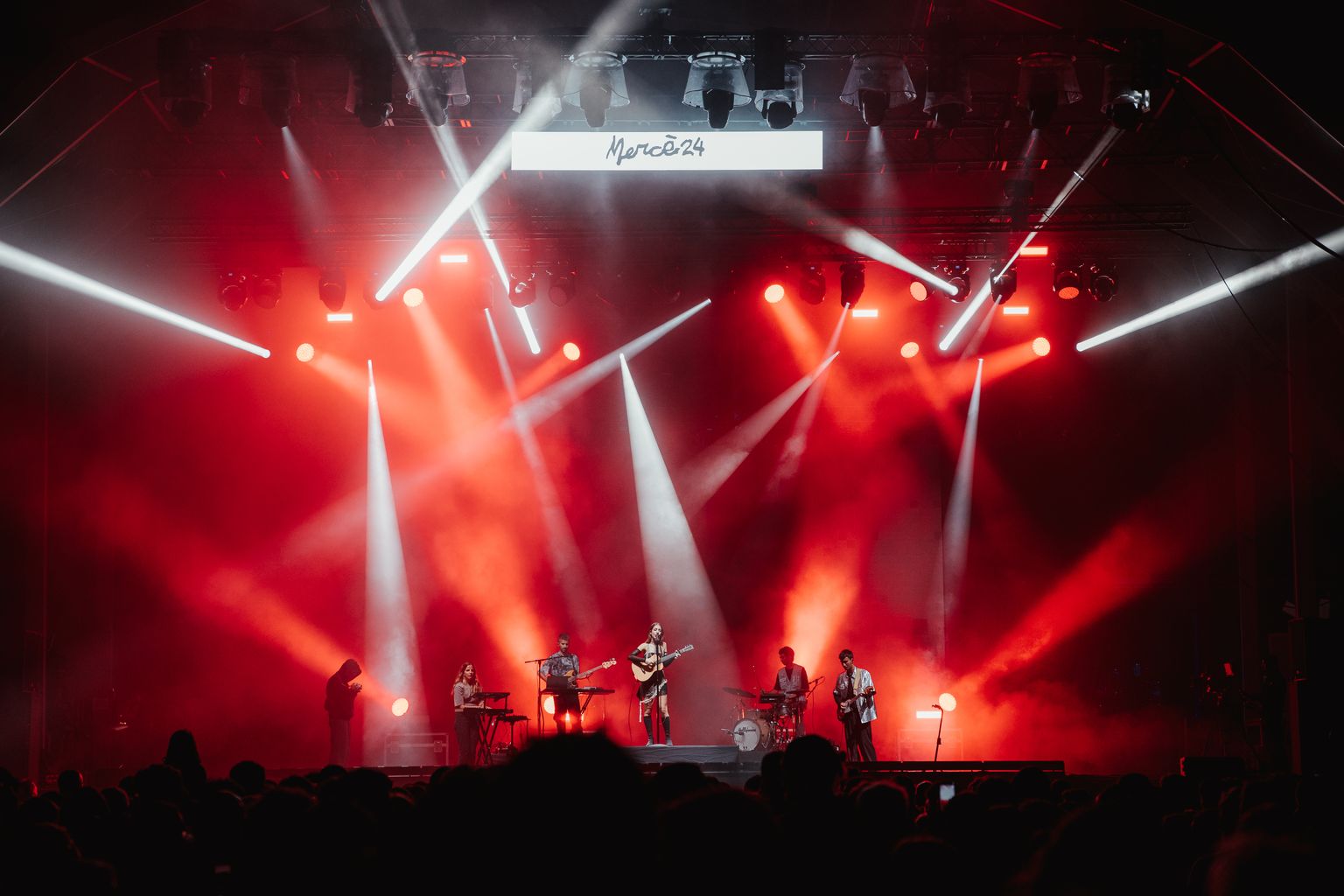 Actuació de Maria Jaume a l'escenari del Bogatell amb motiu de la Mercè amb el públic seguint l'actuació