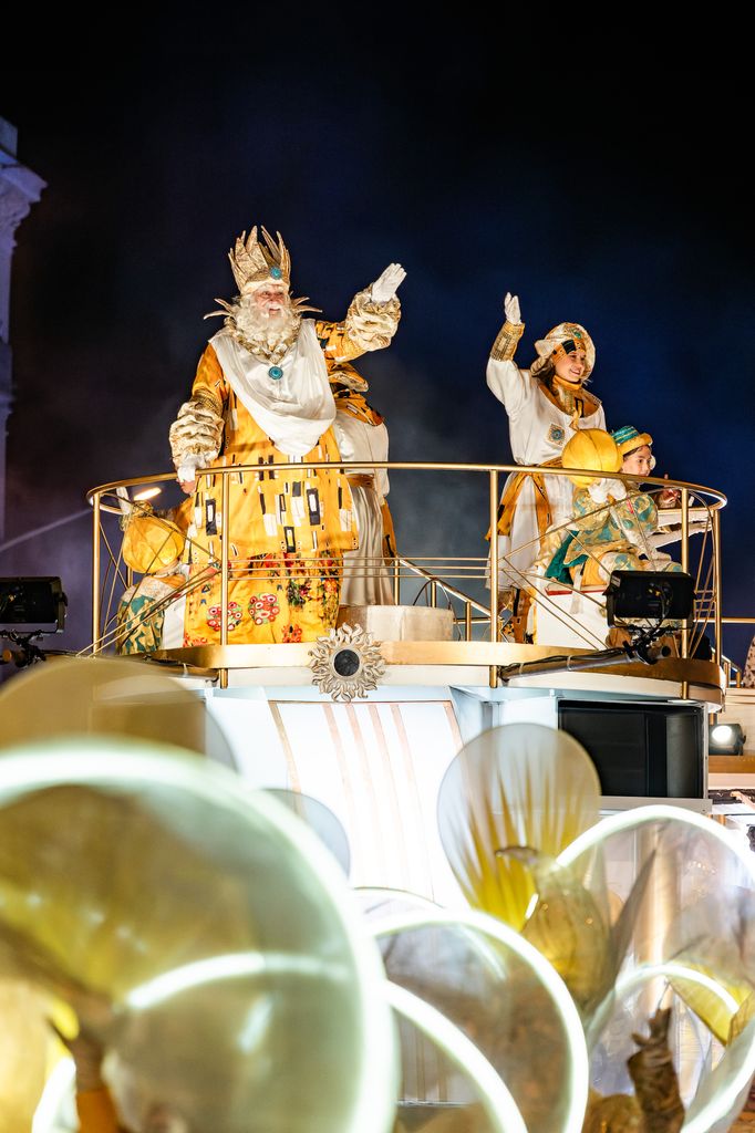 El rey Melchor saludando desde la carroza