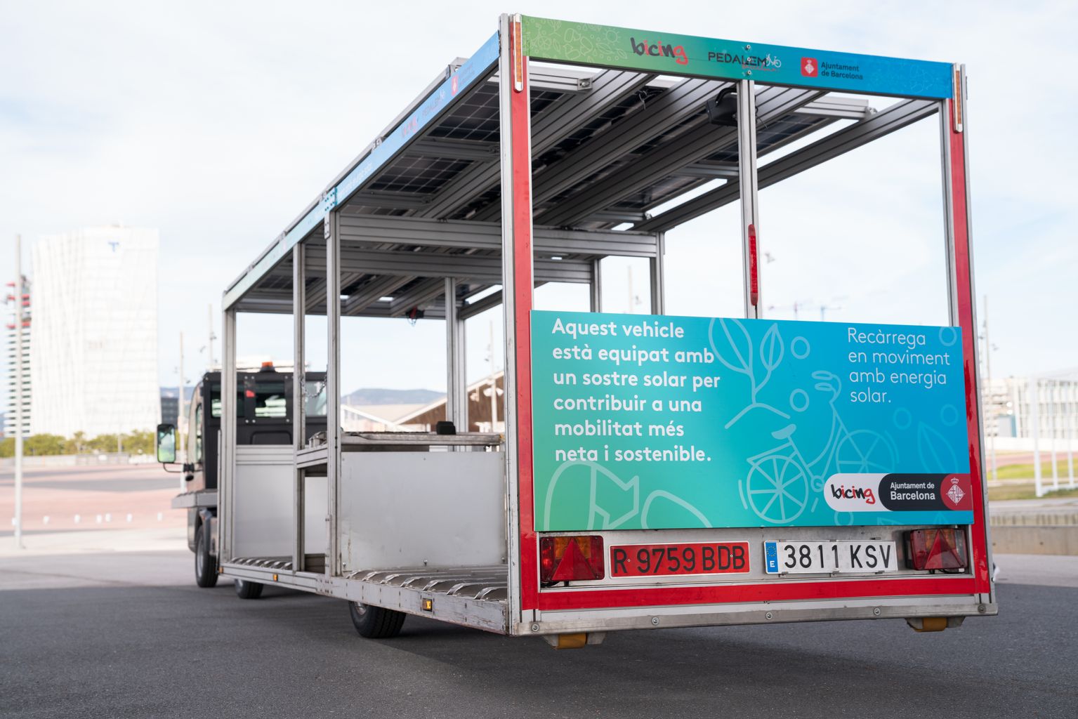 Part posterior del nou vehicle Bicing amb plaques solars al sostre que porta el missatge “Aquest vehicle està equipat amb un sostre solar per contribuir a una mobilitat més neta i sostenible”