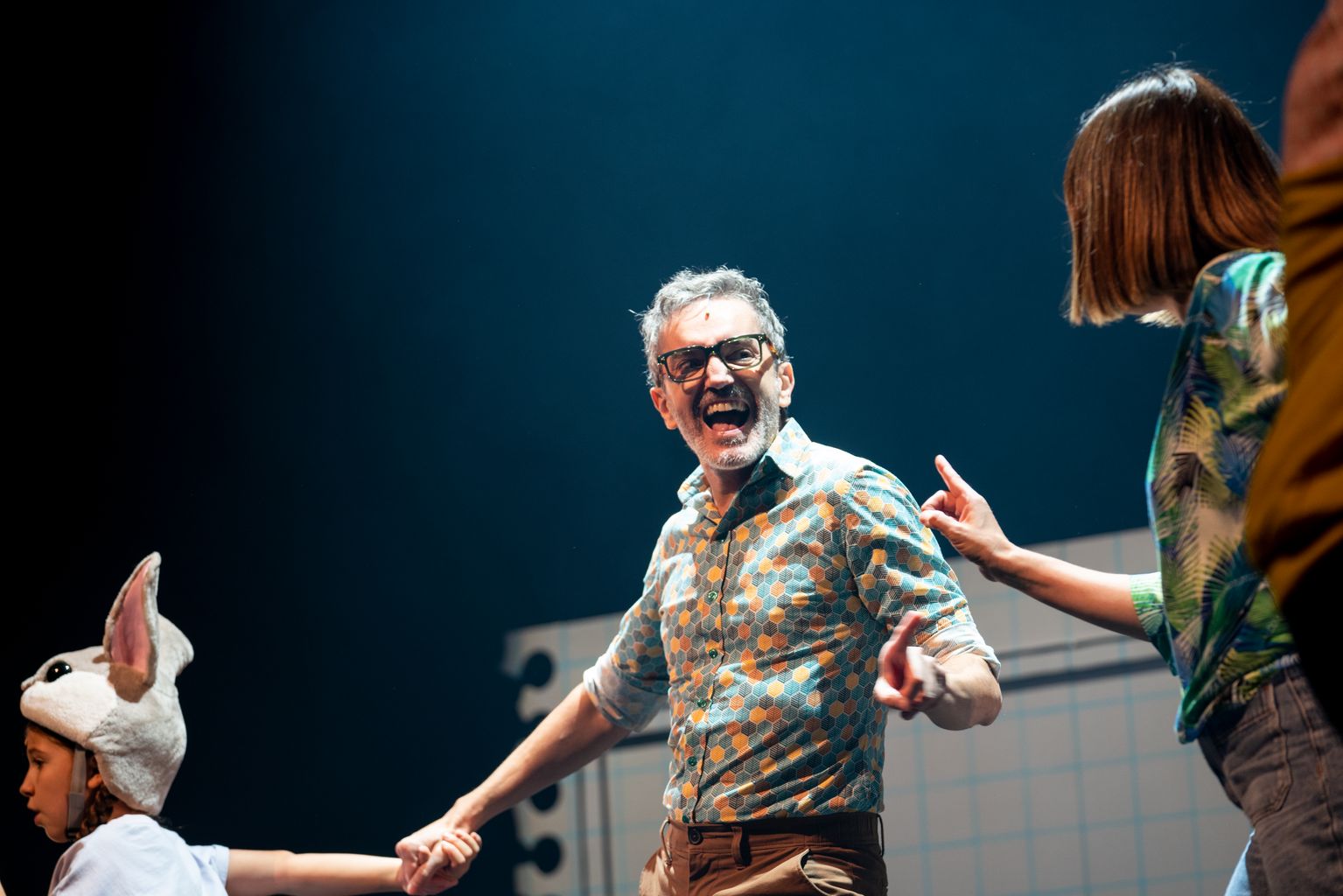 Actors durant la representació de l'obra 'Bye, bye, monstre' al Teatre Poliorama