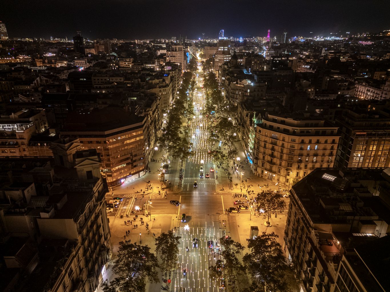 Vista aérea del paseo de Gràcia con las luces de Navidad