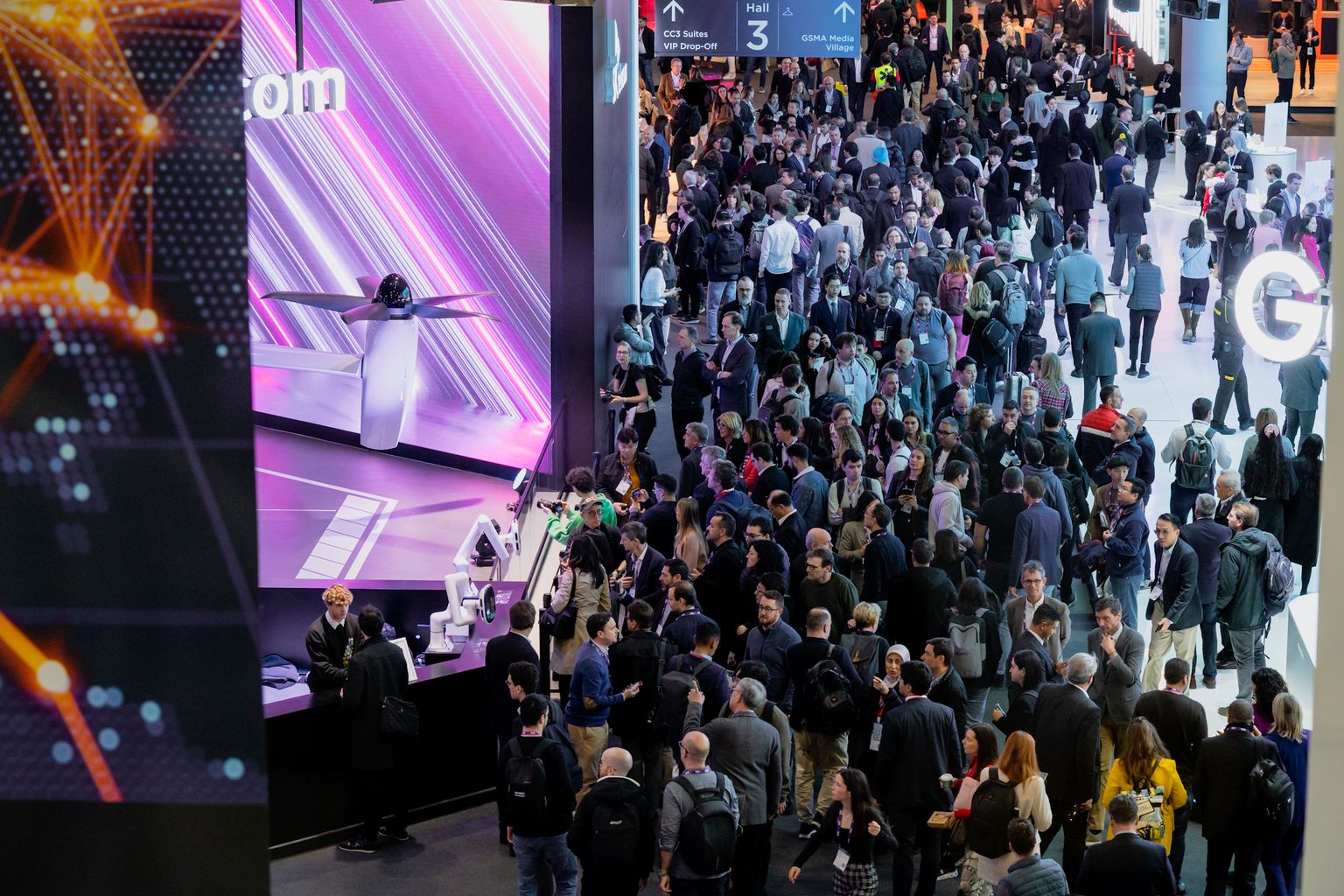 Congressistes caminant per l'interior del recinte firal que acull el Mobile World Congress 2024 visitant els diferents estands