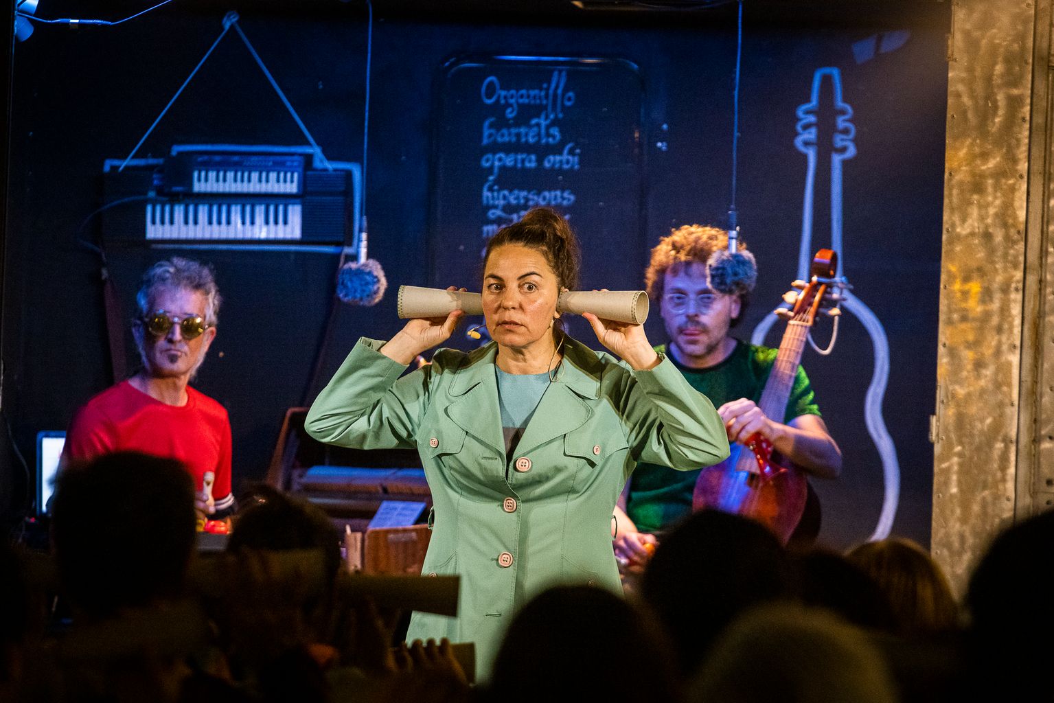 Marga Socias actua mentre darrera seu toquen Els mals endreços, David Codina i Pau Marcos