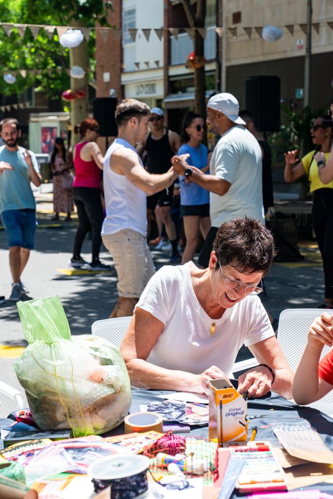 Una mujer haciendo un taller de manualidades en la fiesta del Centro LGTBI
