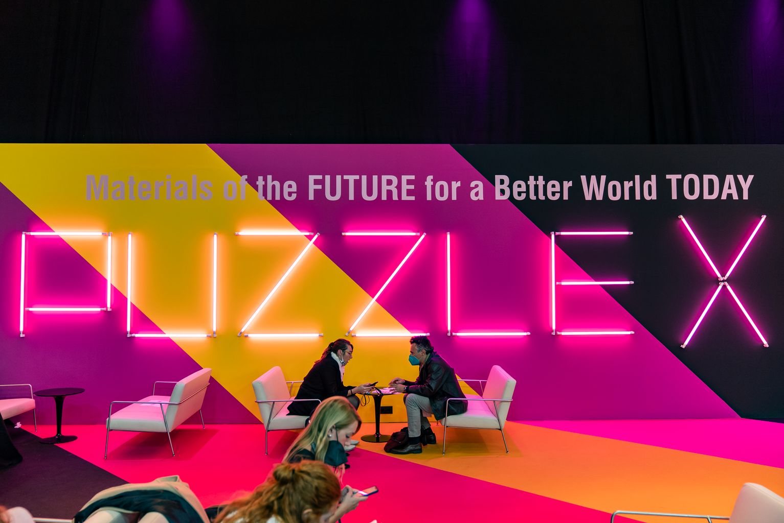 Dos congressistes parlant a l'Advanced Materials Future Preparedness Taskforce-AMPT al PuzzleX