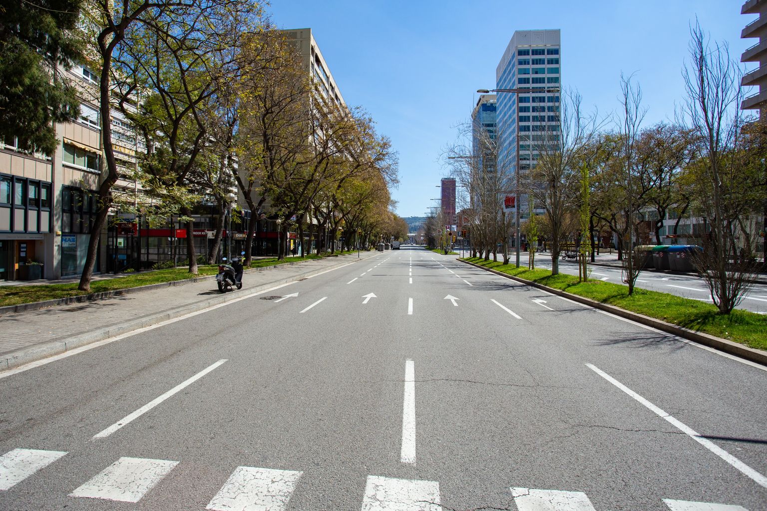 Carrer de Tarragona amb la plaça d’Espanya al fons als voltants de Sants Estació. Districte de Sants-Montjuïc (Hostafrancs) i de l’Eixample (Nova Esquerra de l’Eixample).