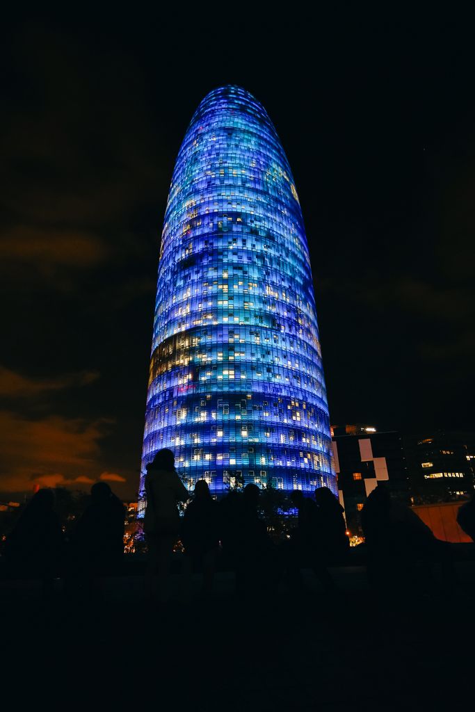 Espectacle 'OKEANÓS', d'Anna Rierola, a la Torre Glòries durant el Festival Llum BCN 2025.