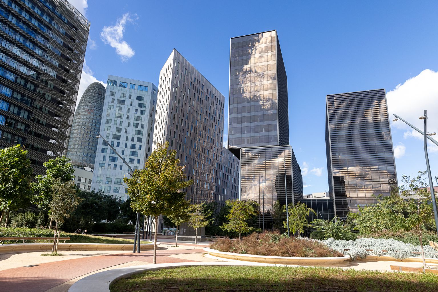Jardins de Ca l’Aranyó. De fons, diversos edificis com la Torre de Glòries, l’Hotel Novotel Barcelona City i l’edifici de Cuatrecasas, entre altres