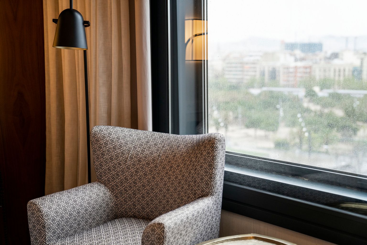 Habitació de l’Hotel Catalonia Plaza destinada a pacients lleus de coronavirus. Detall de la finestra i d’una de les butaques