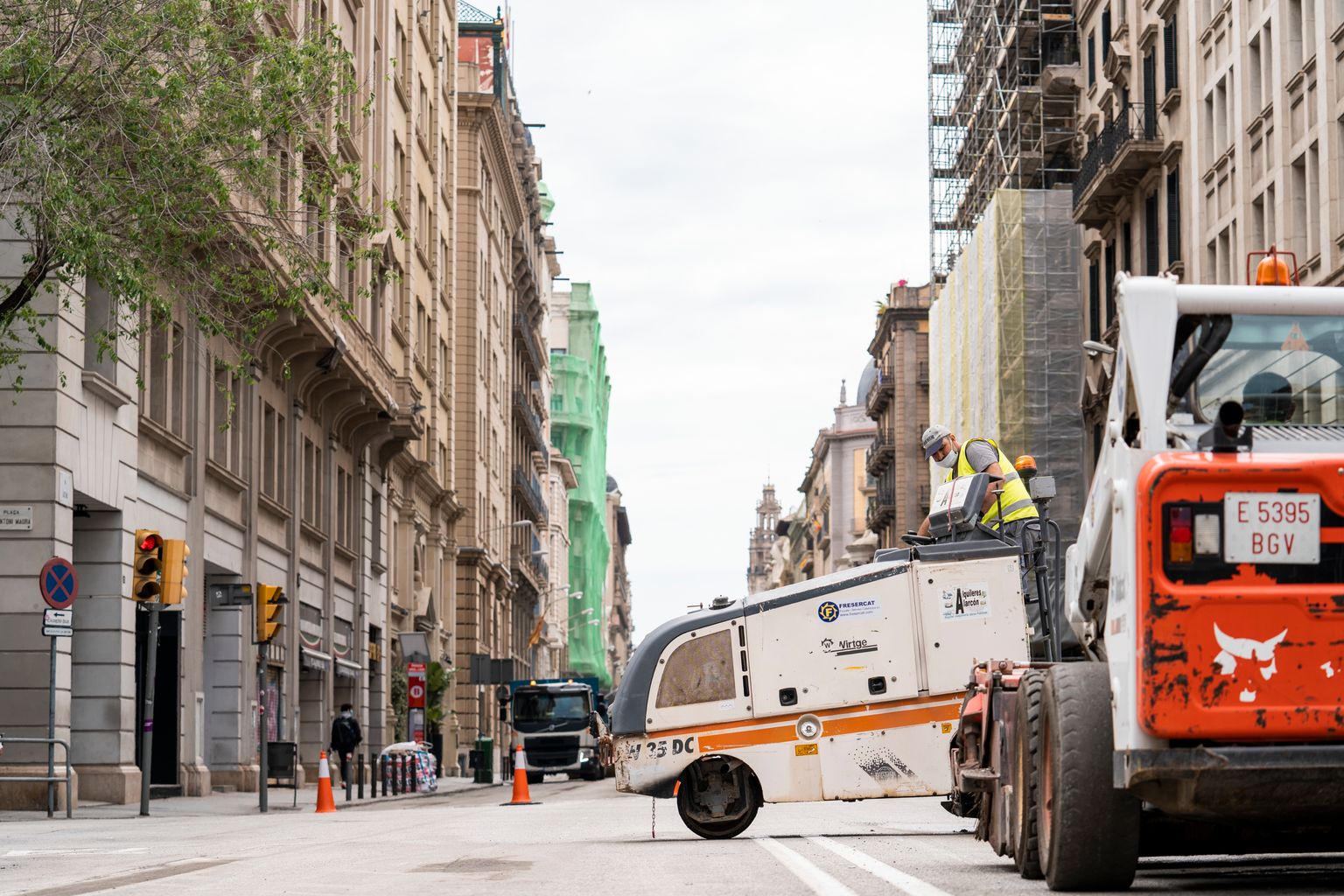 Màquines treballant a les obres d'ampliació de les voreres de la via Laietana