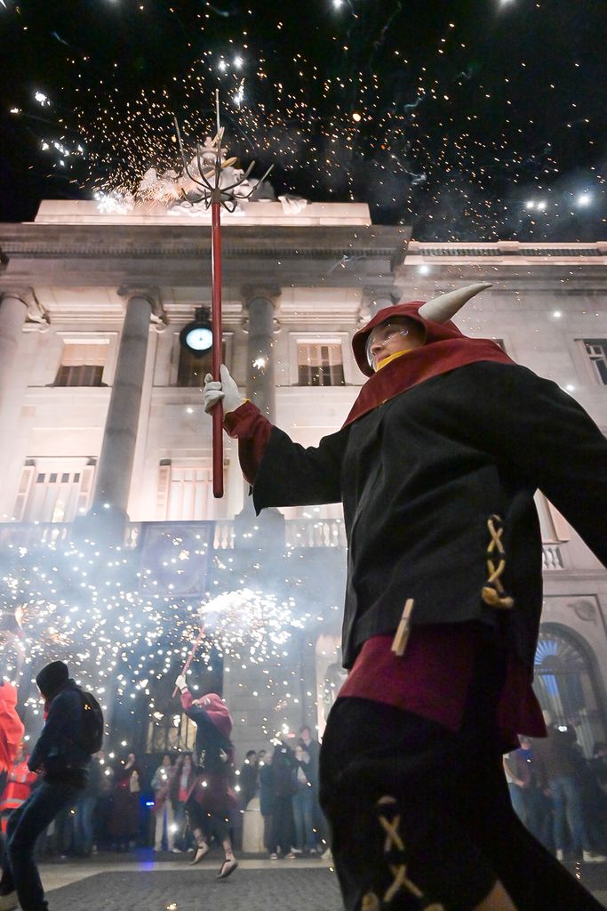 Un diable amb una forca durant el correfoc de les Festes Santa Eulàlia
