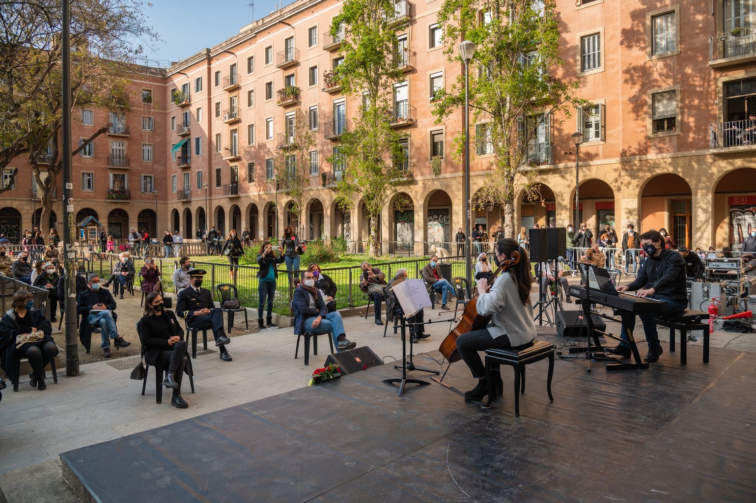 Vista de l’actuació d’un duet de música de l’Escola de Música JPC de Ciutat Vella a la plaça de Vicenç Martorell