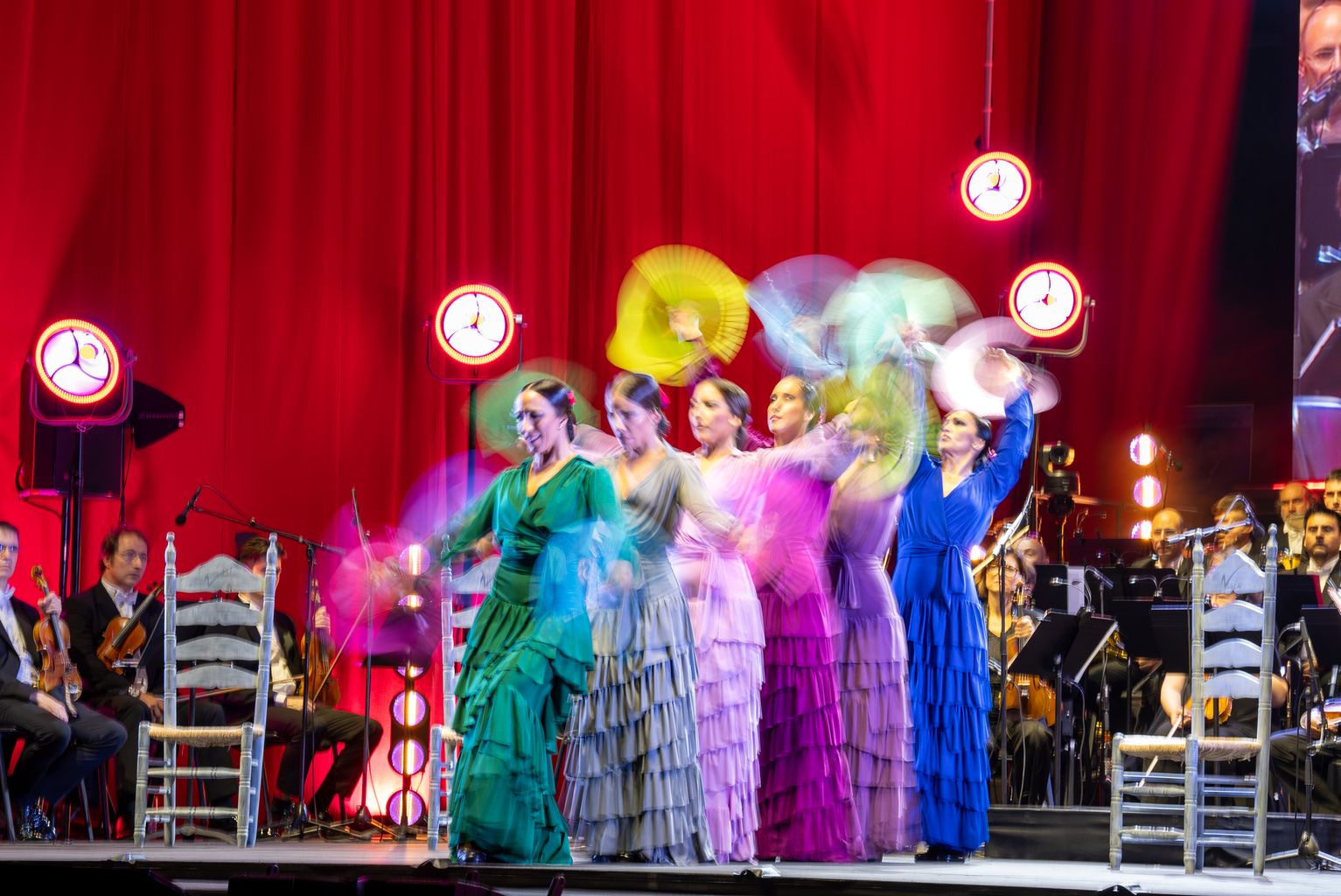Actuació de ballarines de flamenc durant l'acte de cloenda de la Copa Amèrica i la celebració del 200è aniversari del passeig de Gràcia